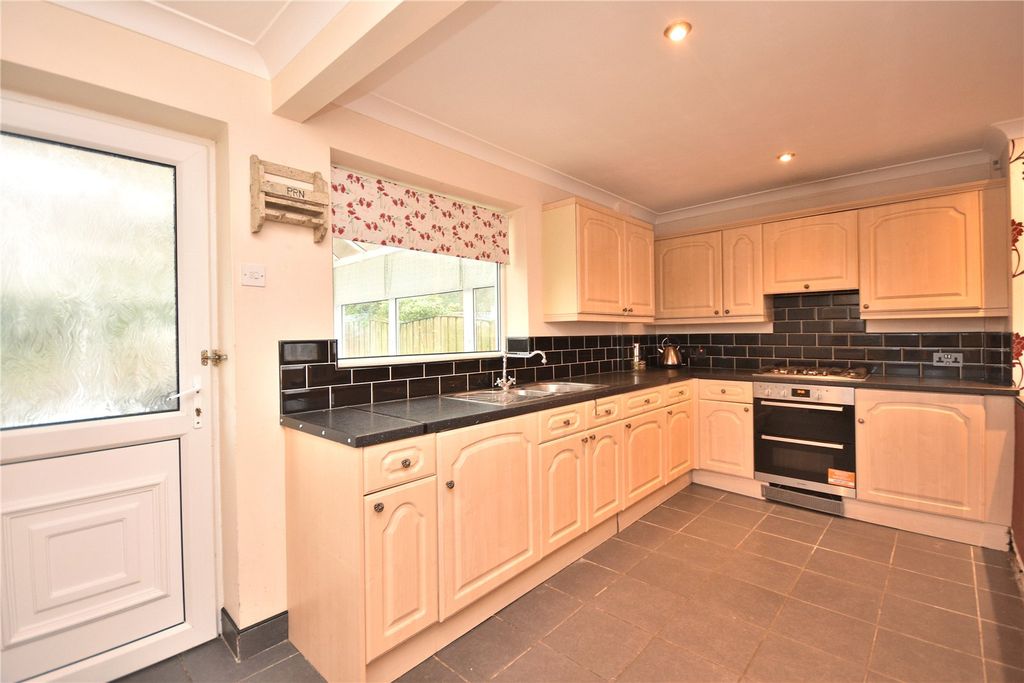 Property photo 3 of 23 Picture No. 17