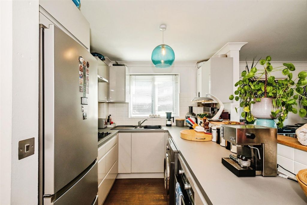 Property photo 2 of 11 Kitchen