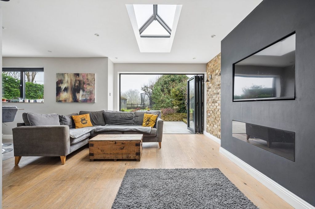 Property photo 2 of 29