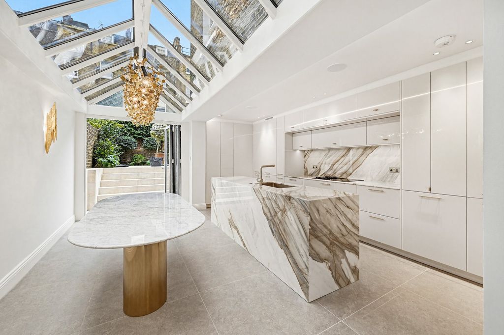 Property photo 3 of 18 Kitchen/Dining