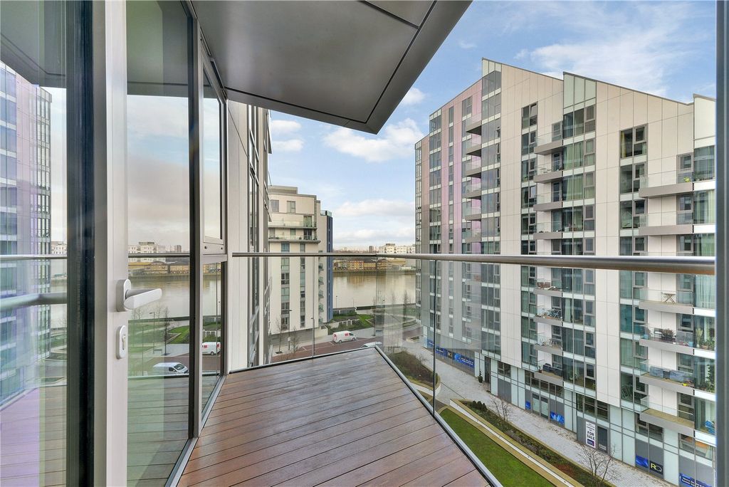 Property photo 3 of 11 Balcony
