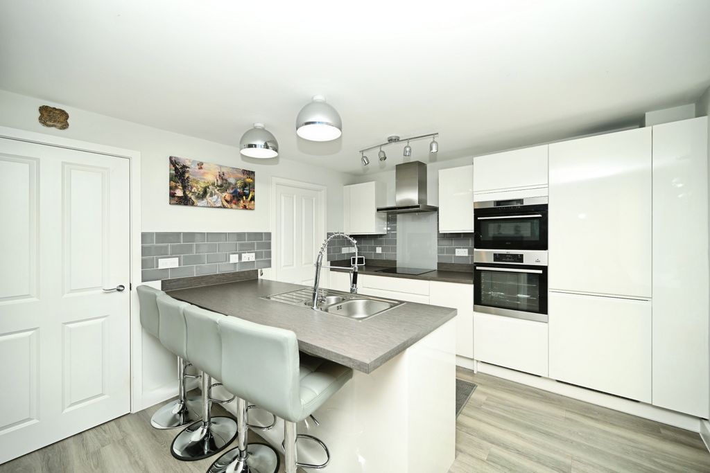 Property photo 3 of 24