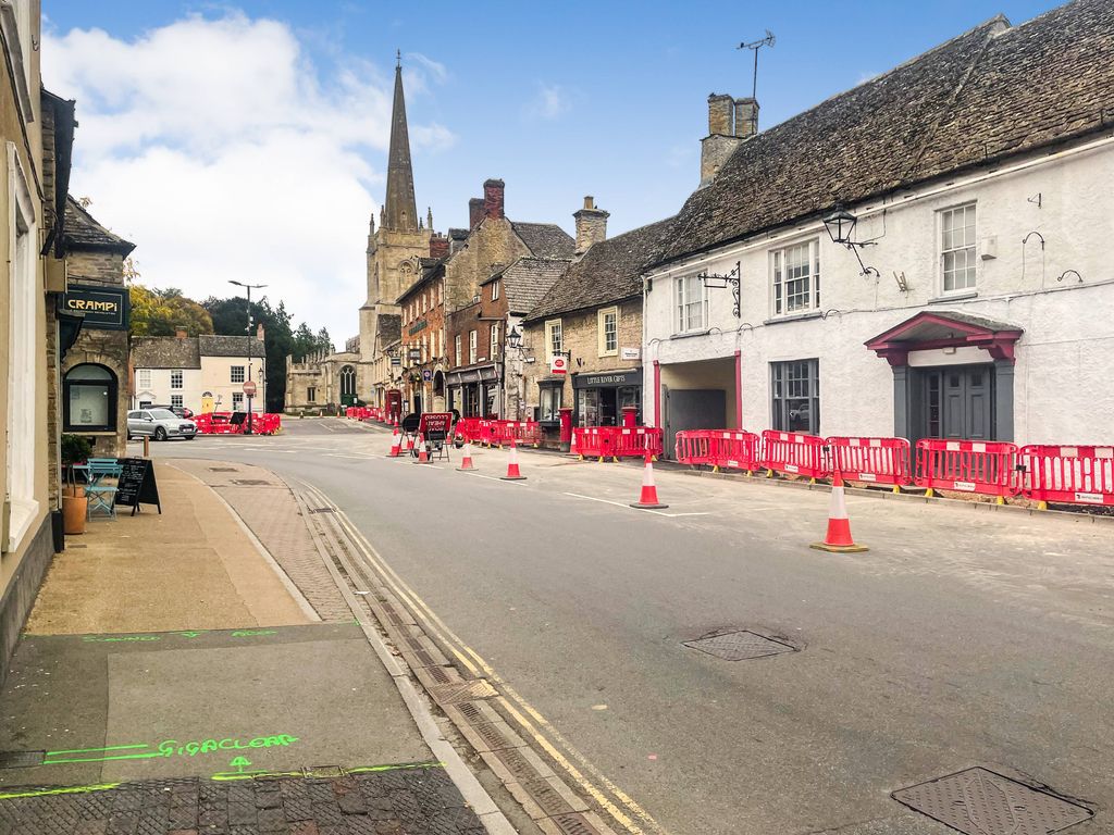 Property photo 3 of 25 The Crown Inn, High Street, Lechlade Gl7 3Ae