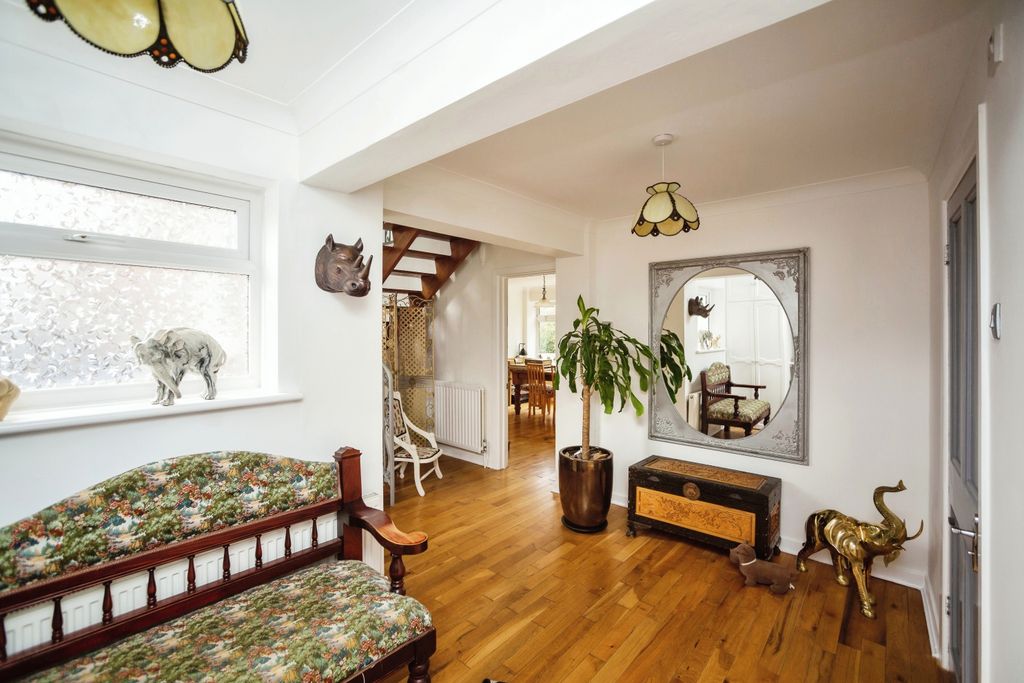 Property photo 2 of 17 Entrance Hall