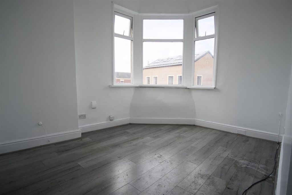 Property photo 3 of 6 Living Room