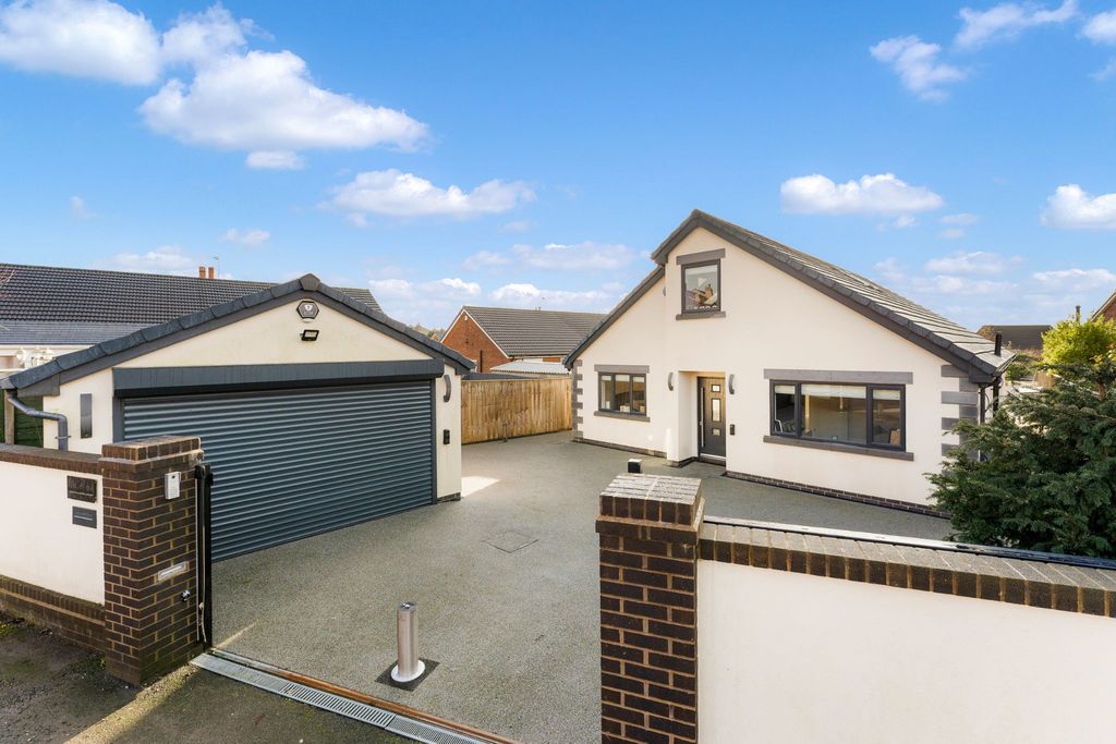 Property photo 1 of 50 Photograph 3