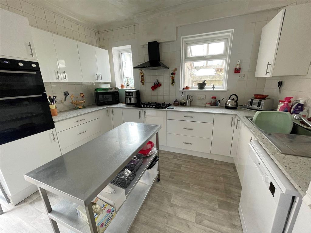Property photo 3 of 11 Kitchen.Jpg