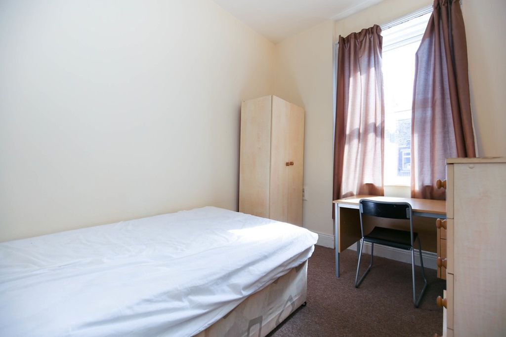 Property photo 2 of 7 A Bright And Tidy Double Bedroom Featuring A Comfo...