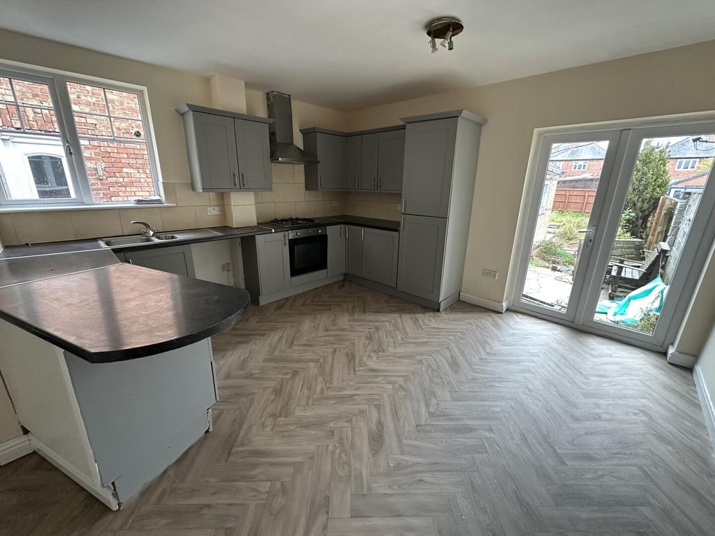 Property photo 3 of 6 Kitchen