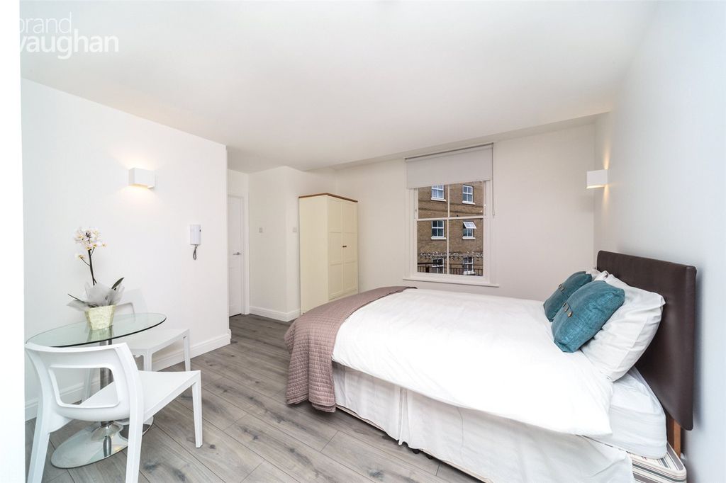 Property photo 3 of 5 Studio