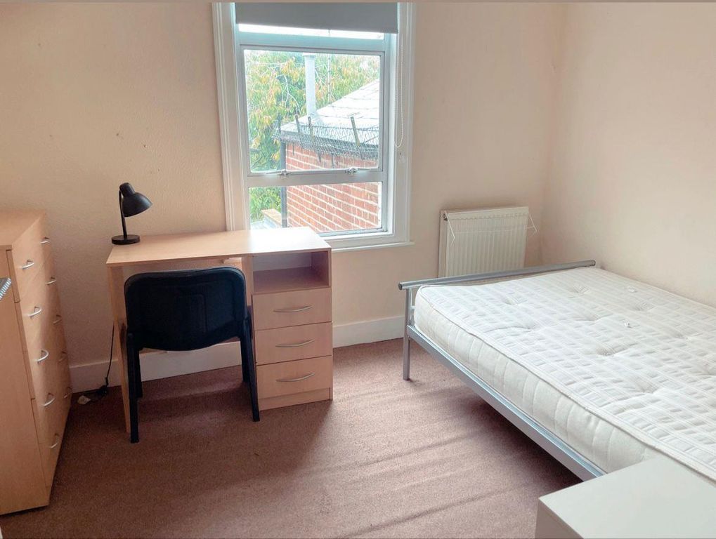 Property photo 2 of 6 Room 3 84.Jpg