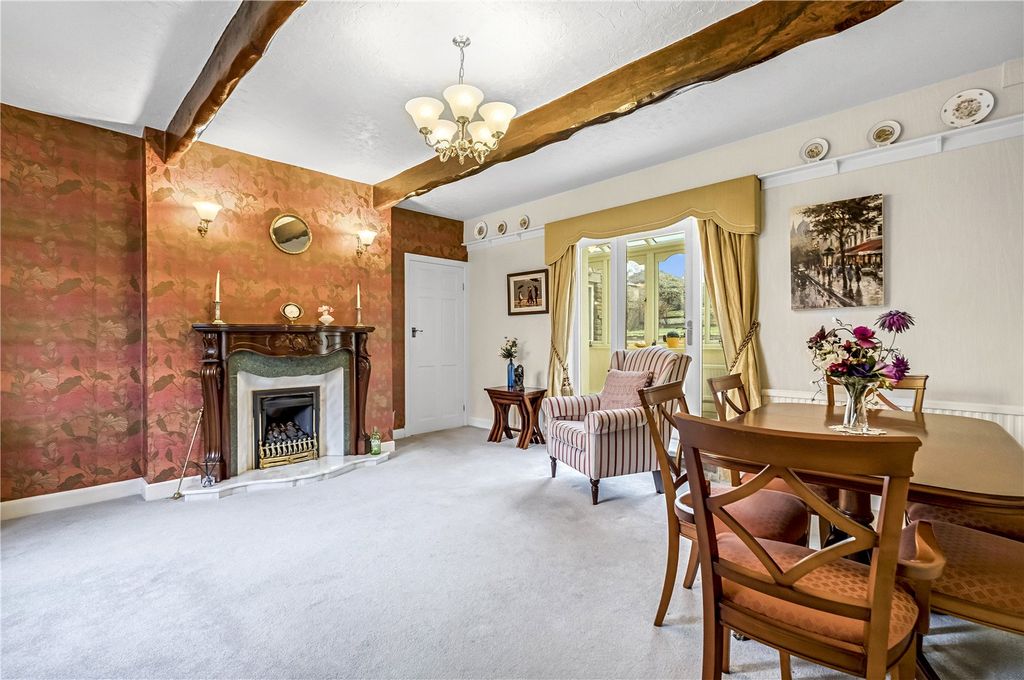 Property photo 3 of 33 Lounge