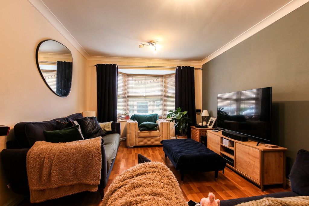 Property photo 3 of 16 Lounge