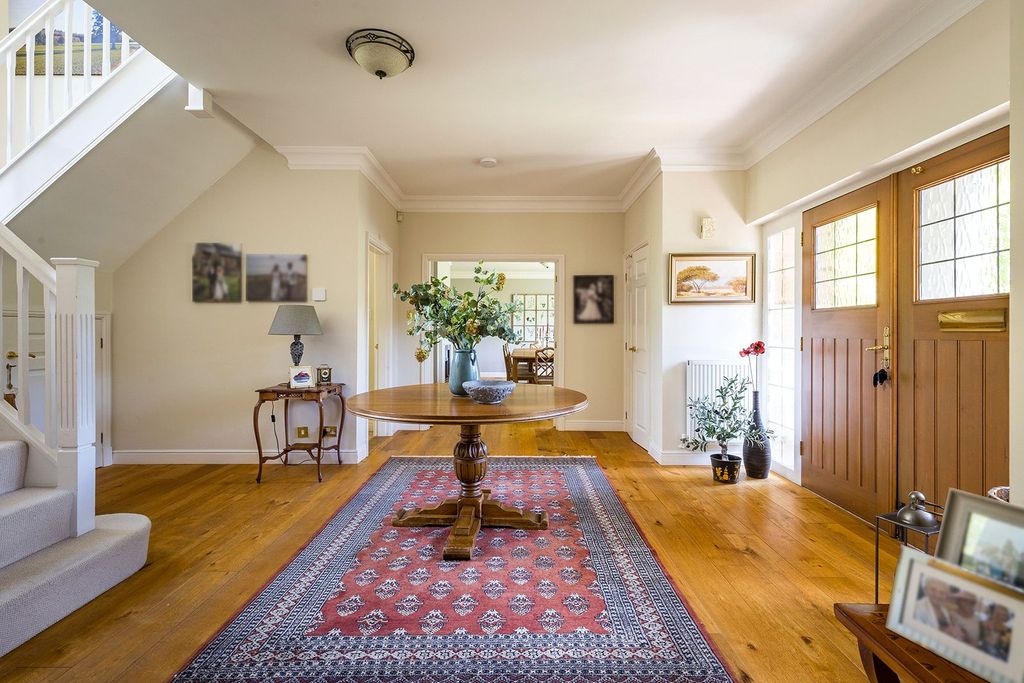 Property photo 2 of 40 House. Partnership