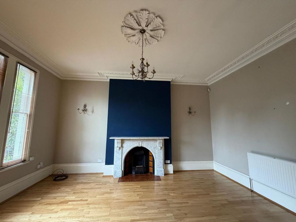 Property photo 3 of 33 Living Room