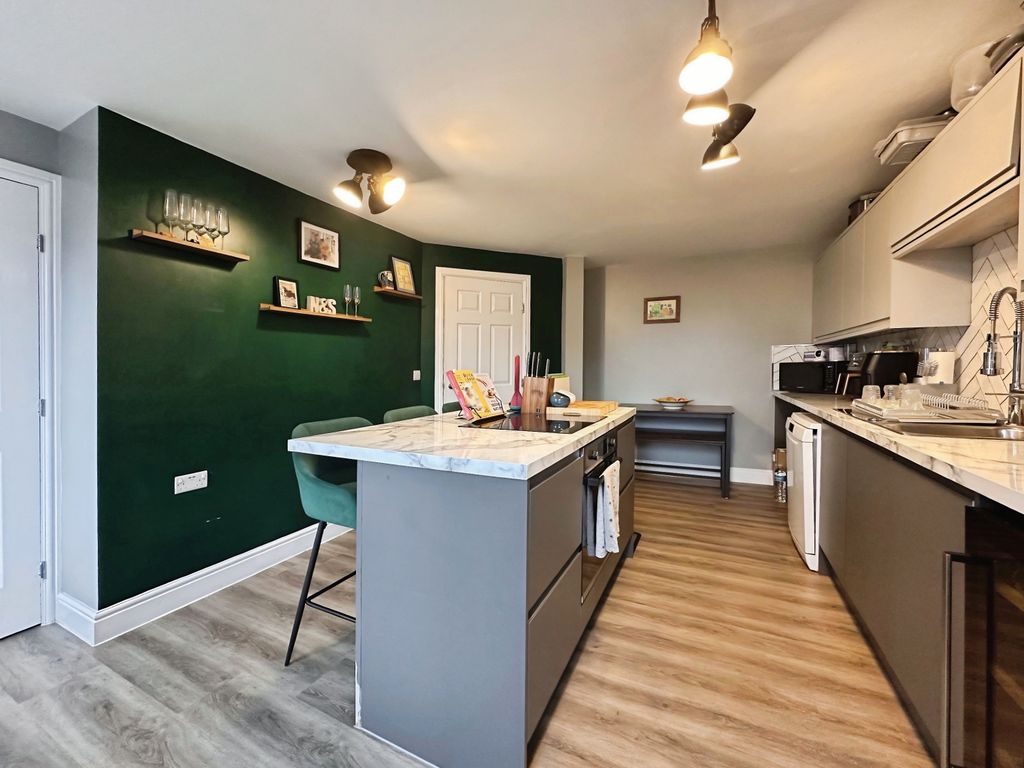 Property photo 3 of 19 Kitchen