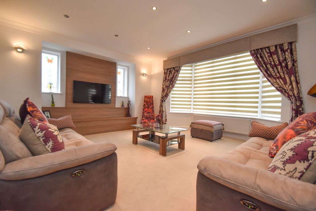 Property photo 3 of 30 Lounge