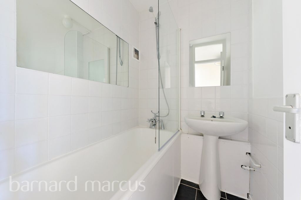 Property photo 2 of 7 Bathroom