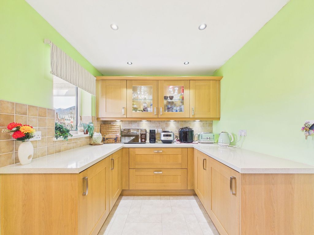 Property photo 2 of 10 Kitchen