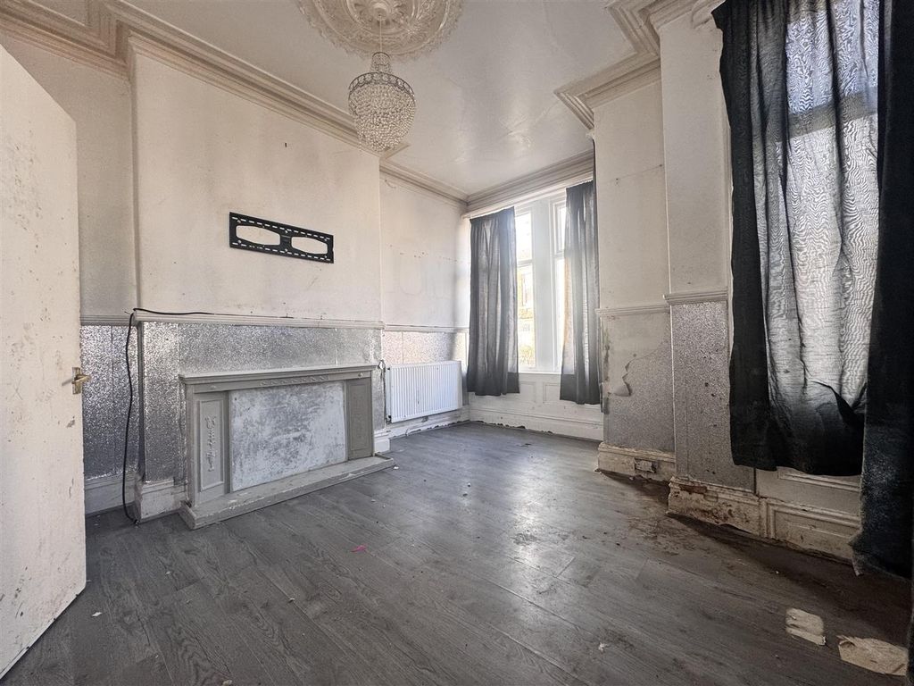 Property photo 3 of 13 Lounge