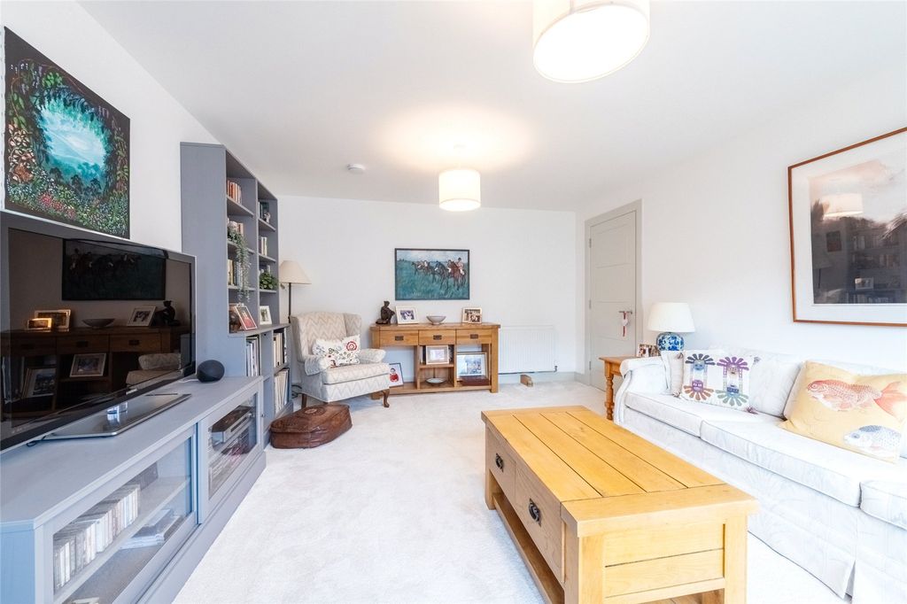 Property photo 3 of 28 Pikemen Crescent