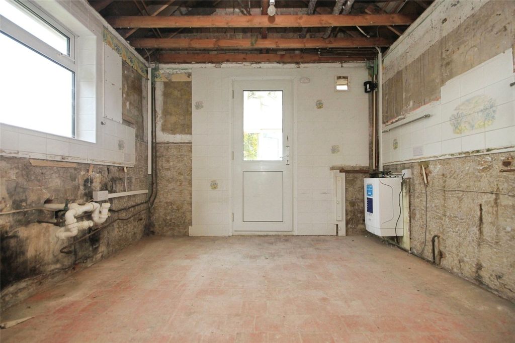 Property photo 2 of 7 Kitchen