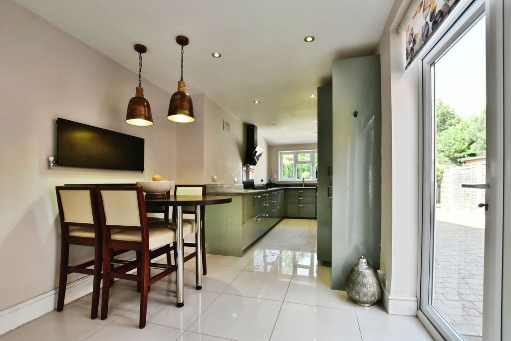 Property photo 3 of 22 Breakfast Kitchen