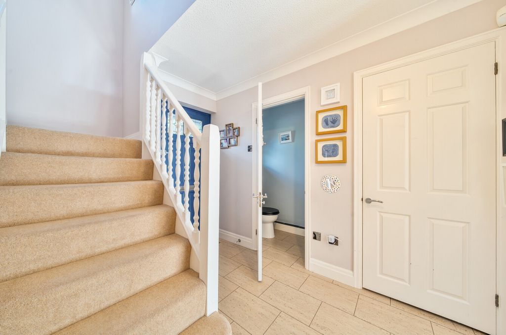 Property photo 2 of 18 1372973-11-68Fb91...