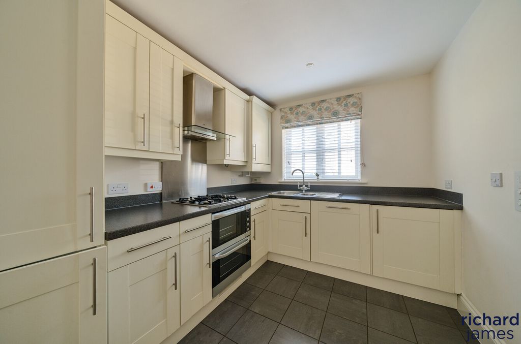 Property photo 2 of 11 E682c86c79774Fc2B7Ecf8E375E5F89A