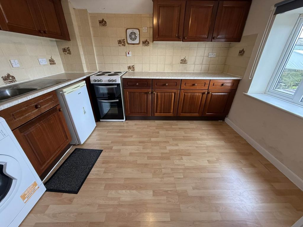 Property photo 2 of 8 Kitchen