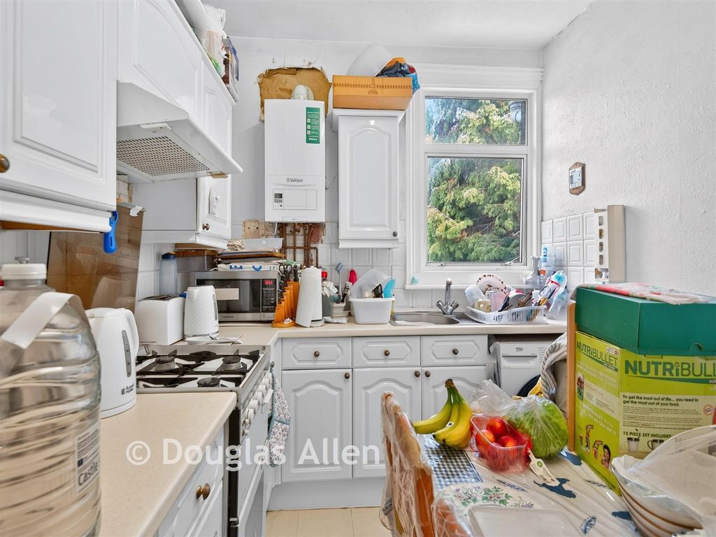Property photo 2 of 7 Kitchen
