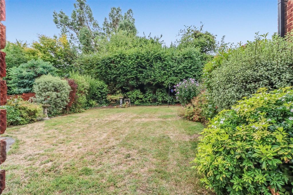 Property photo 2 of 17 10 Highcliffe Way Front.Jpg