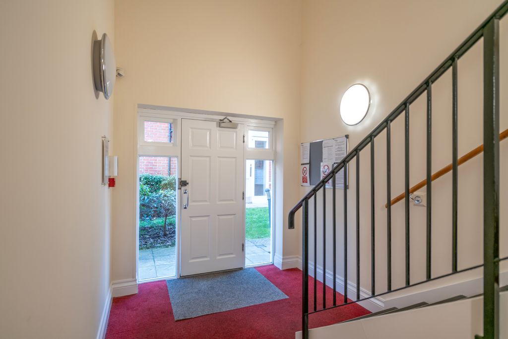 Property photo 2 of 9 Communal Entrance