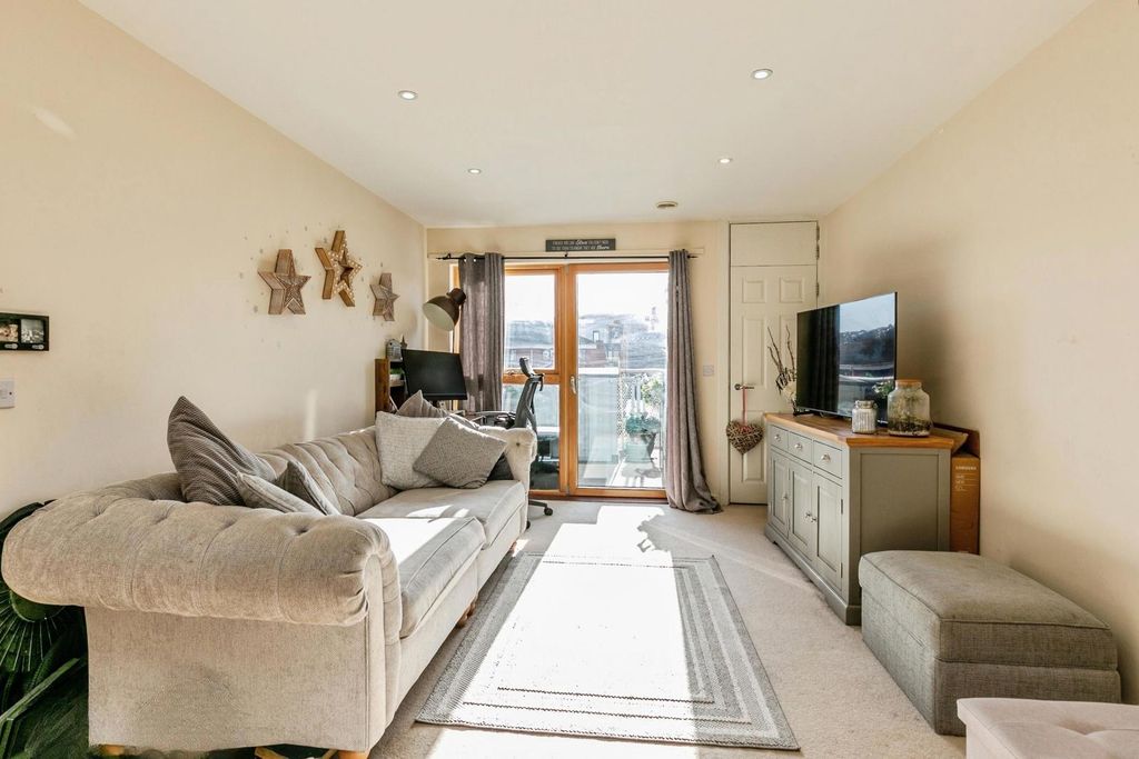 Property photo 3 of 10 Pbox-Img.Jpg