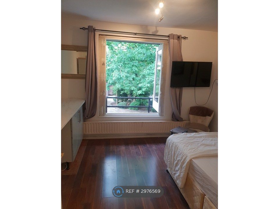 Property photo 2 of 20 Bedroom With Stunning Garden Views