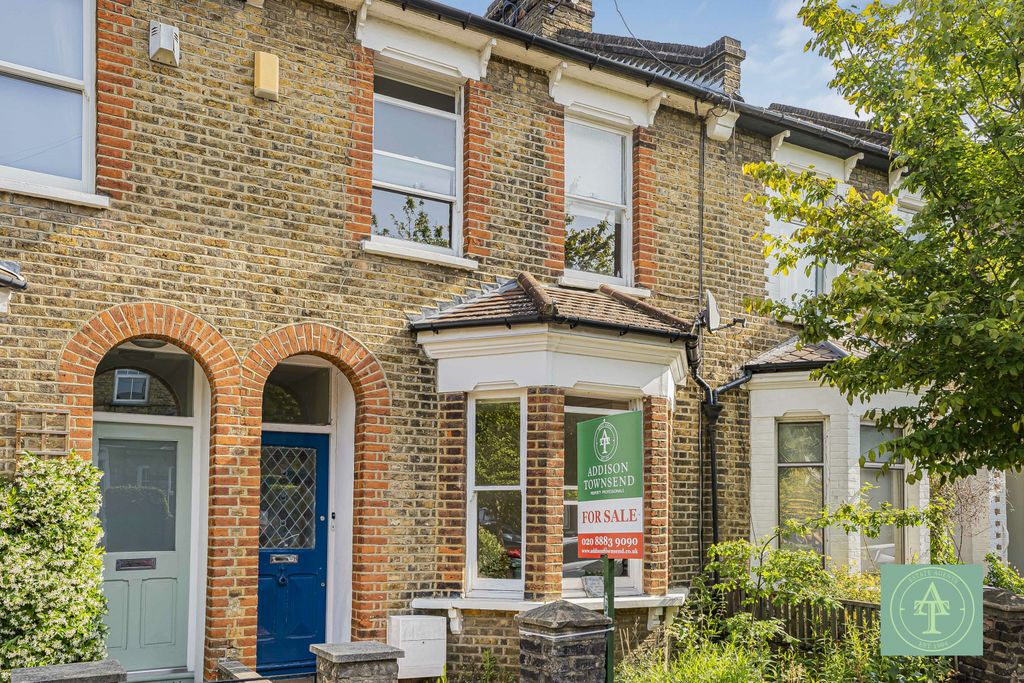 Property photo 1 of 18 Three Bedroom Terraced House
