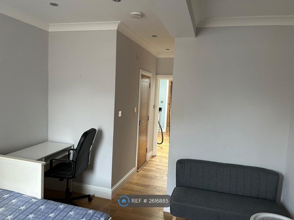 Property photo 2 of 6 Bedroom
