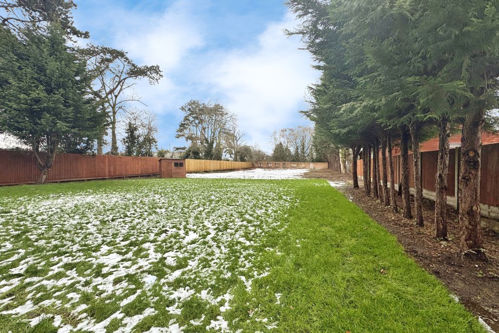 Property photo 2 of 12 Garden