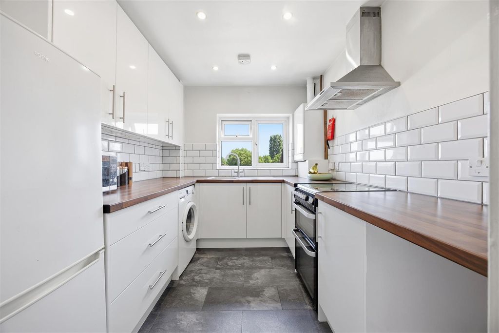 Property photo 3 of 12 Kitchen