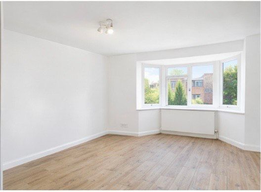 Property photo 3 of 7 Living Space