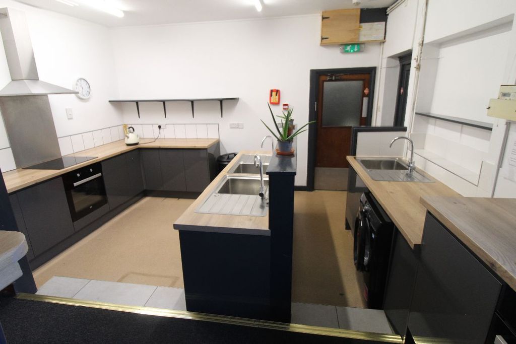 Property photo 2 of 18 Communal Kitchen