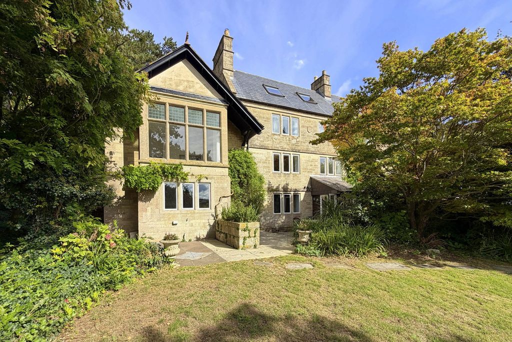 Property photo 1 of 32
