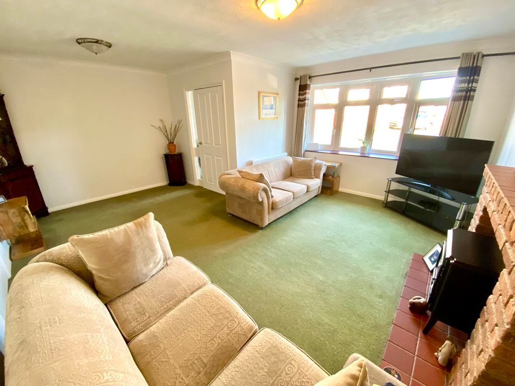 Property photo 3 of 17 Lounge