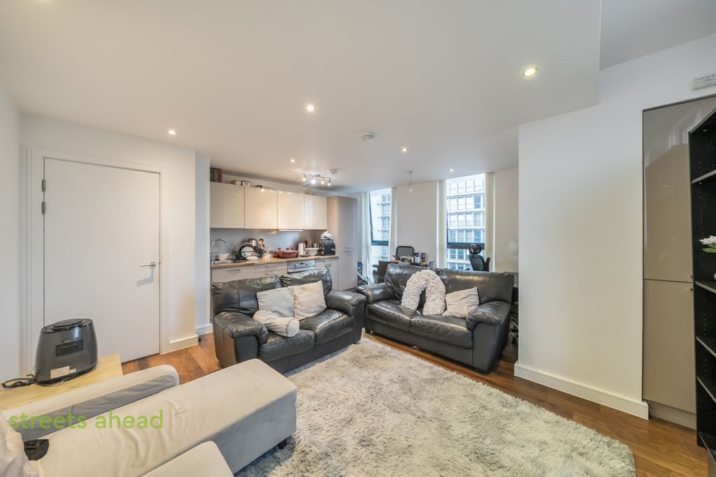 Property photo 3 of 13 36B39494-F083-40d...