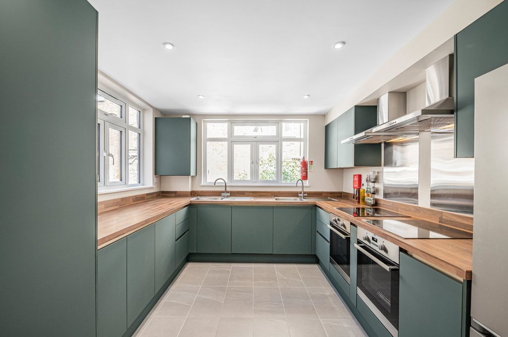 Property photo 3 of 7 Kitchen