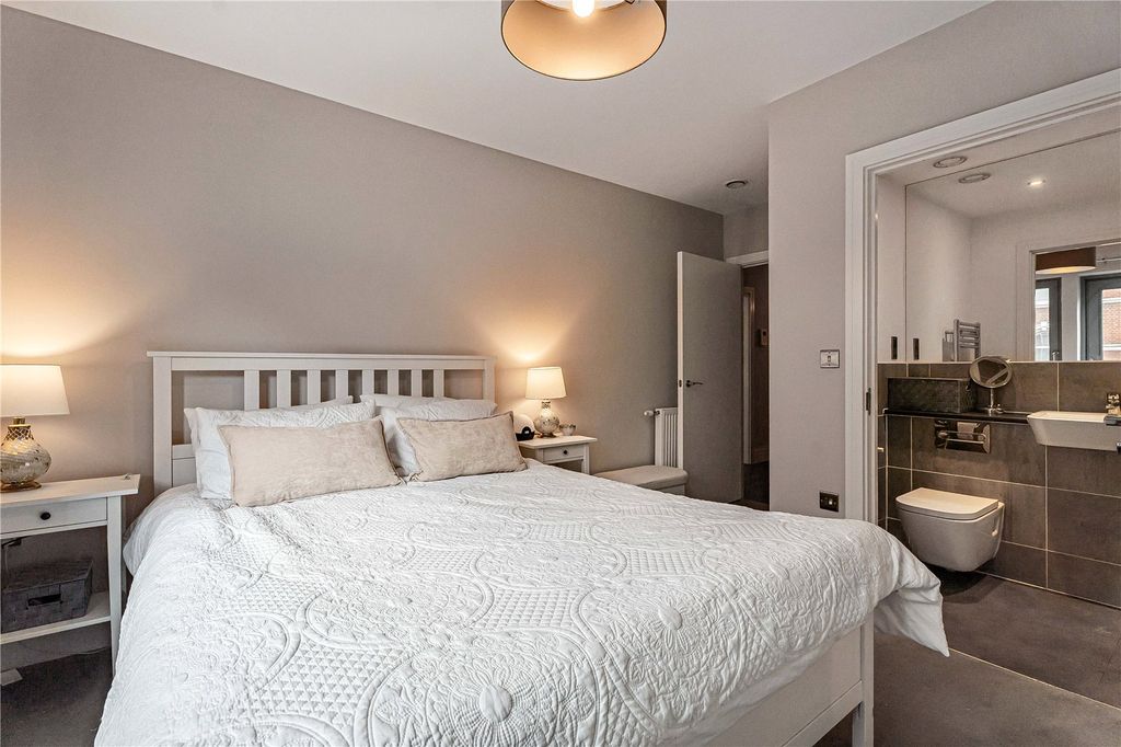 Property photo 3 of 16 Bedroom