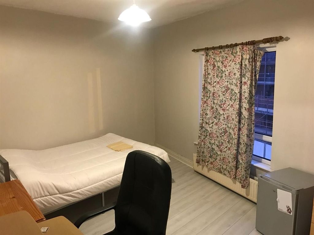 Property photo 2 of 6 A Tidy And Inviting Bedroom Featuring A Comfortabl...