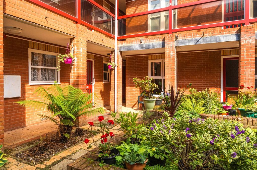 Property photo 2 of 8 Courtyard