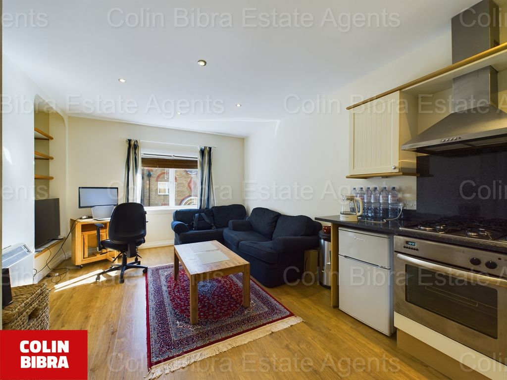 Property photo 3 of 14 Cam02538G0-Pr0331-Still010