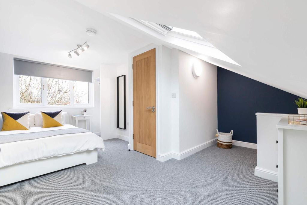Property photo 1 of 8 Bright, Modern Attic Bedroom With A Comfortable Do...